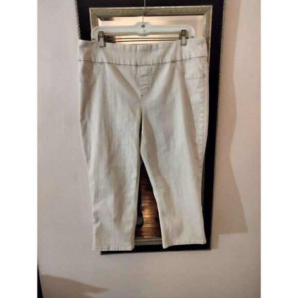 Chico's Plus Size Pull On Capris - Picture 2 of 8